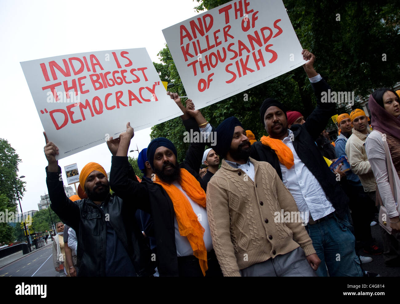 Un groupe d'hommes sikhs contenir jusqu'pancartes durant la jamais oublier 1984 rally , , Londres Banque D'Images