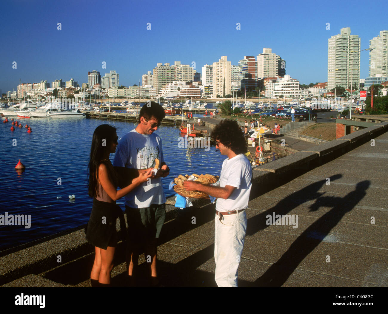 Couple sur marina de Punta del Este en Uruguay l'achat des petits pains frais du vendeur Banque D'Images