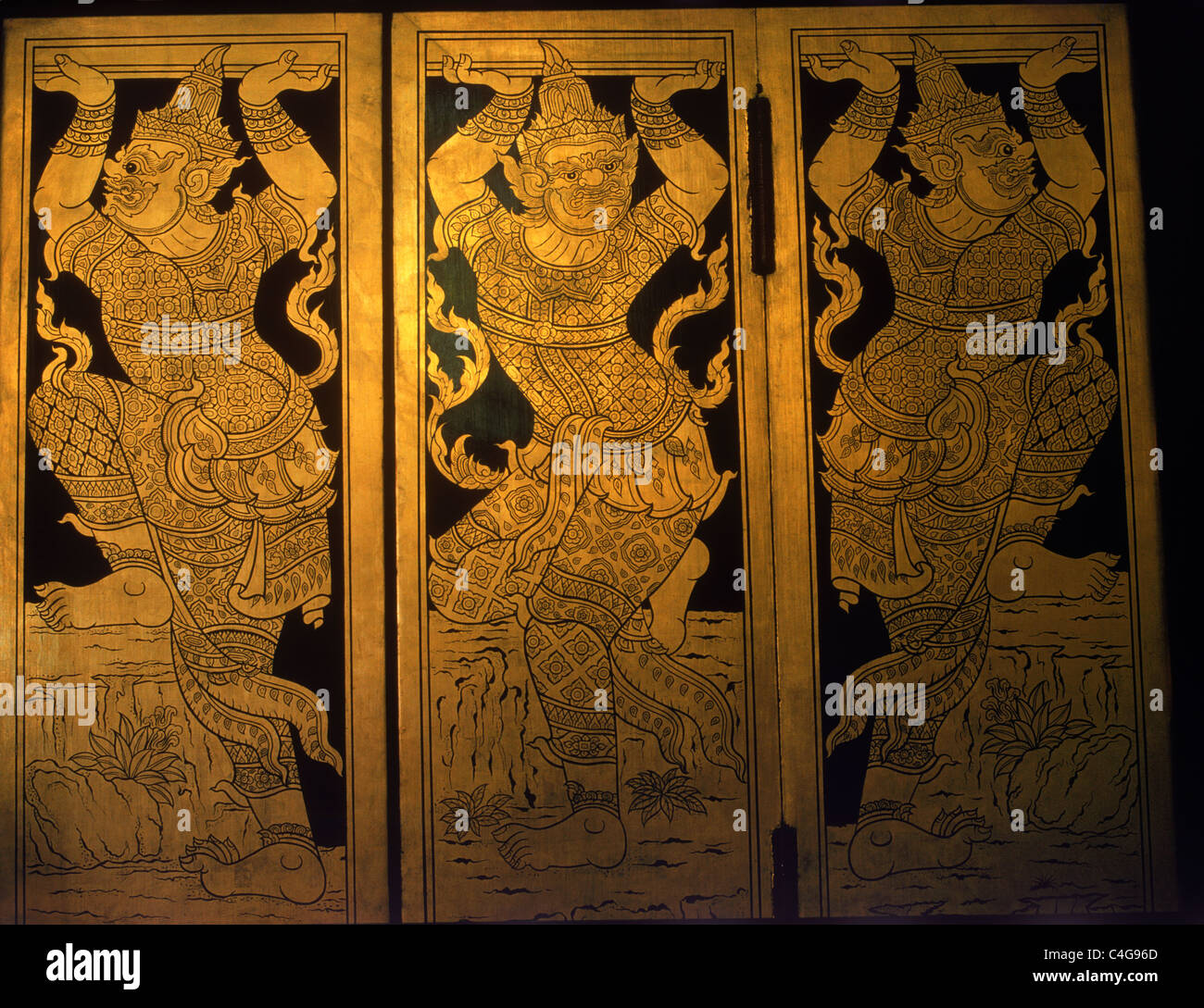 Bois de teck laqué peint d'or de Wat Benchamabopitr à Bangkok Banque D'Images