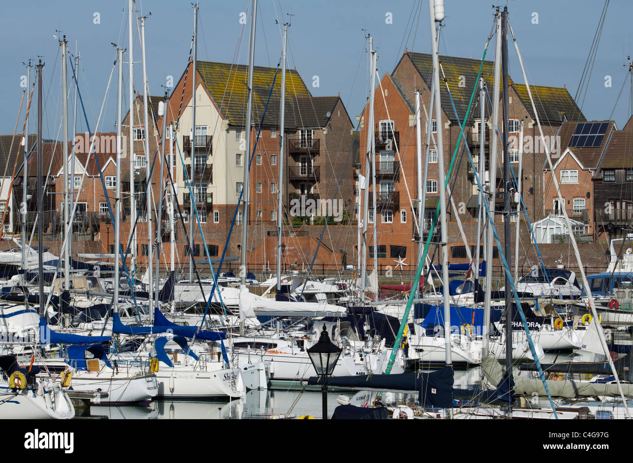 Marina animée pleine de bateaux et yachts au port souverain, Eastbourne, le développement de l'East Sussex, Angleterre Banque D'Images