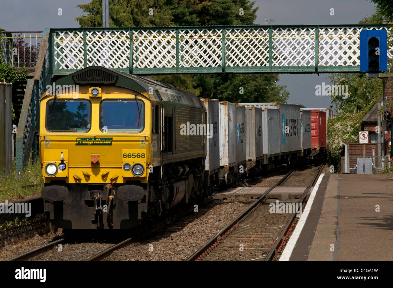 Le passage du train de pistes sur l'Ipswich à port de Felixstowe embranchement, Trimley, Suffolk, UK. Banque D'Images