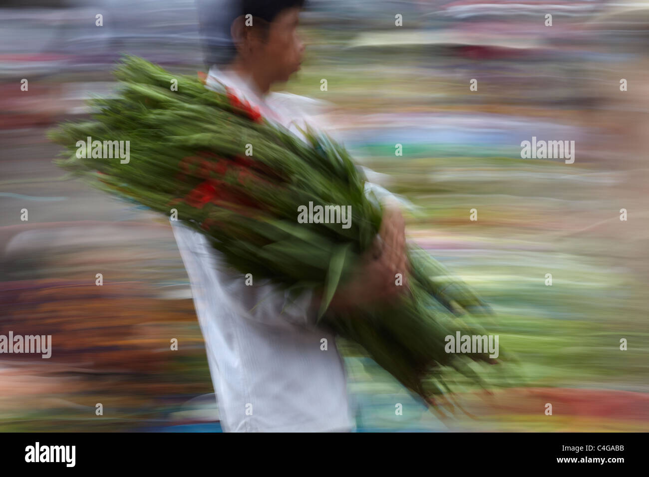 Un homme dans le marché de My Tho, le delta du Mékong, Vietnam Banque D'Images
