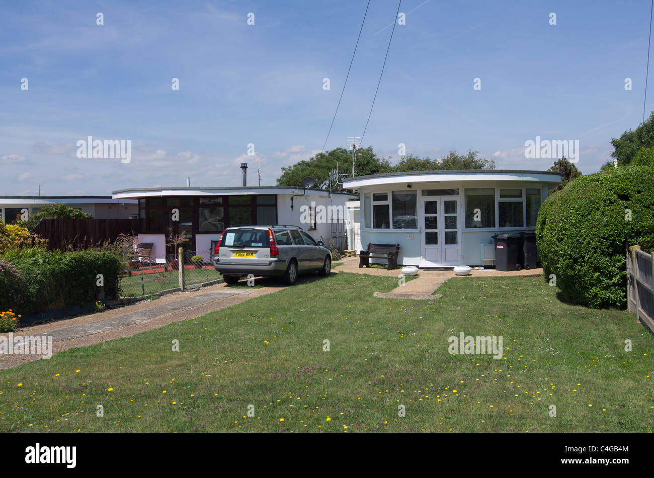 Façade arrondie inhabituelle bungalows de style déco sur Coast Road, Pevensey Bay East Sussex Banque D'Images