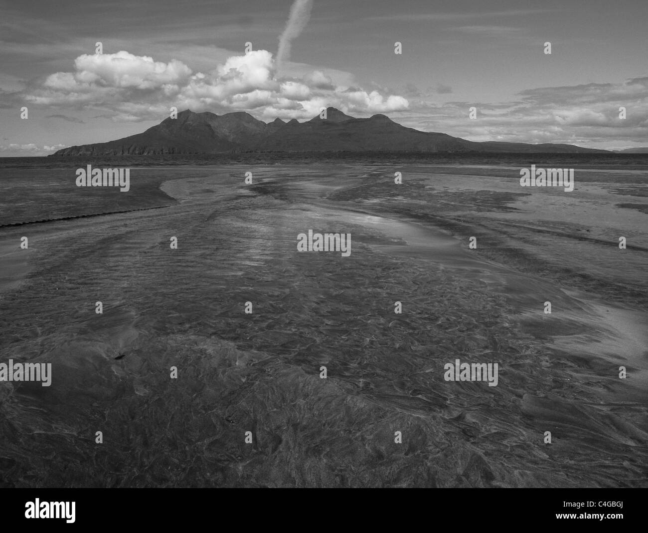 Les ondulations du sable sur la plage de l'île de Eigg. L'île de Rum est dans l'arrière-plan Banque D'Images