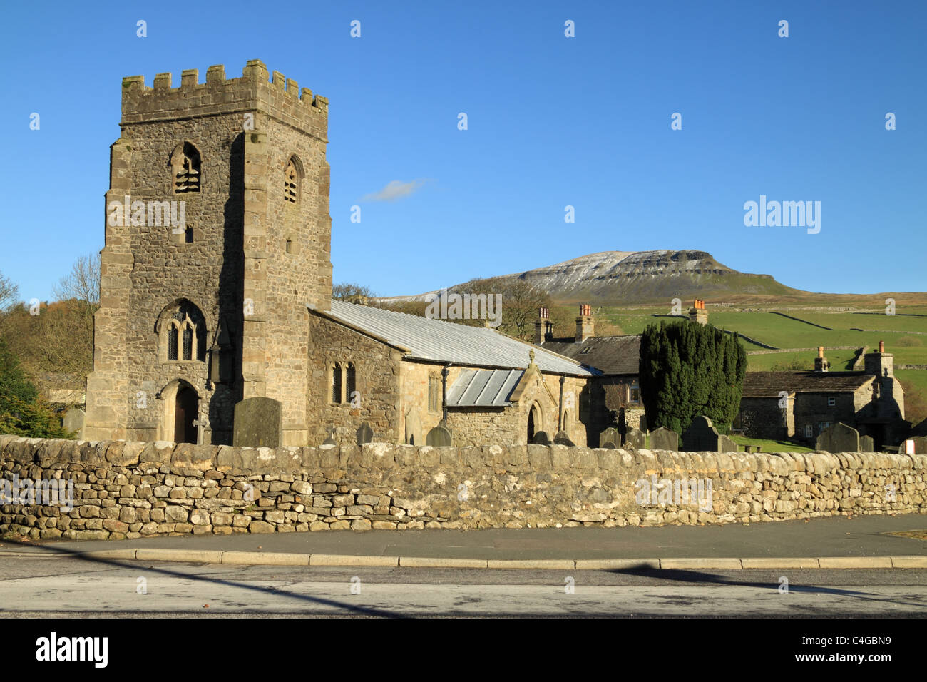 L'église St Oswald, Horton-In-Ribblesdale, et Pen-y-ghent dans le Yorkshire Dales National Park, England Banque D'Images