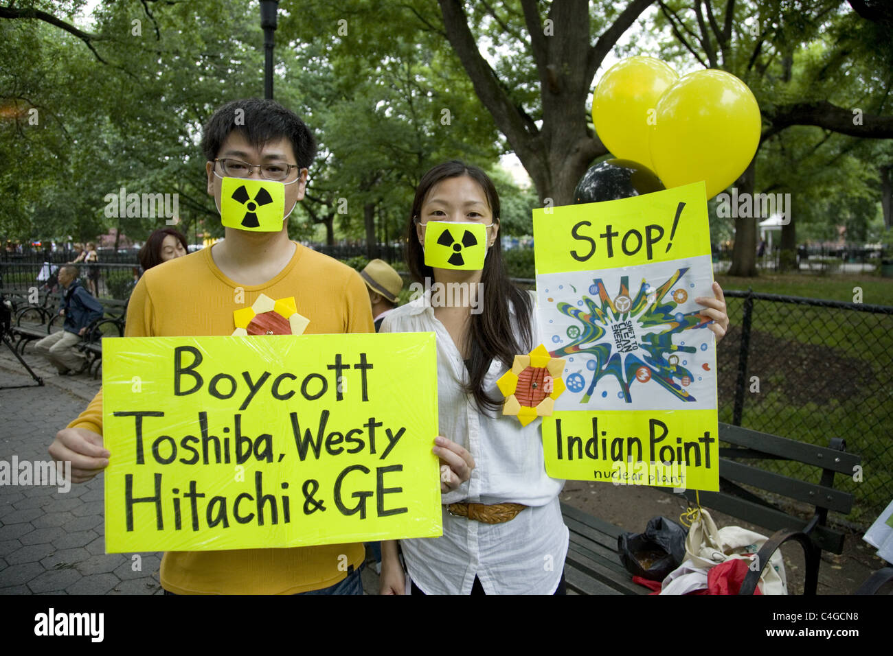 Des militants antinucléaires et rallye sur le mars 3 mois anniversaire de la catastrophe nucléaire de Fukushima, au Japon. New York City Banque D'Images