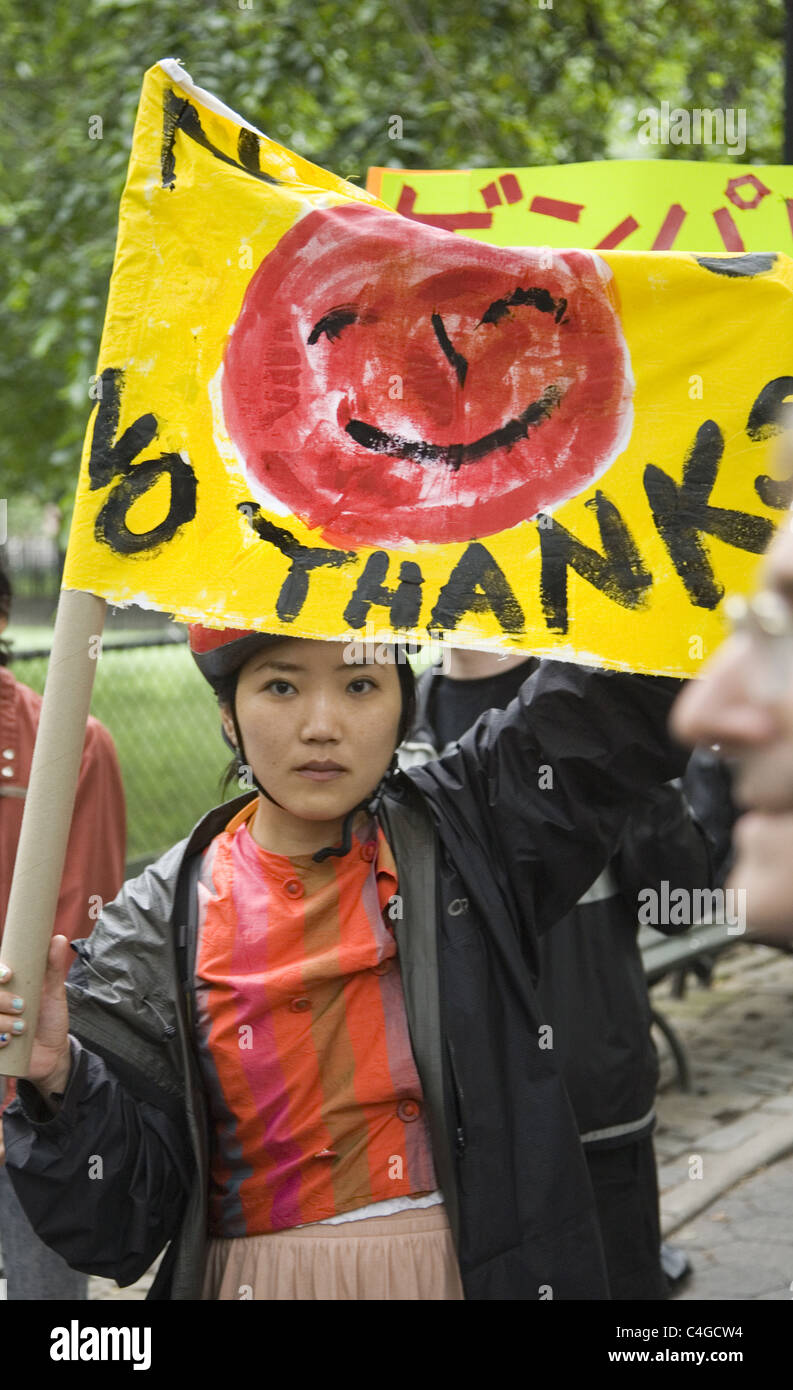 Des militants antinucléaires et rallye sur le mars 3 mois anniversaire de la catastrophe nucléaire de Fukushima, au Japon. New York City Banque D'Images