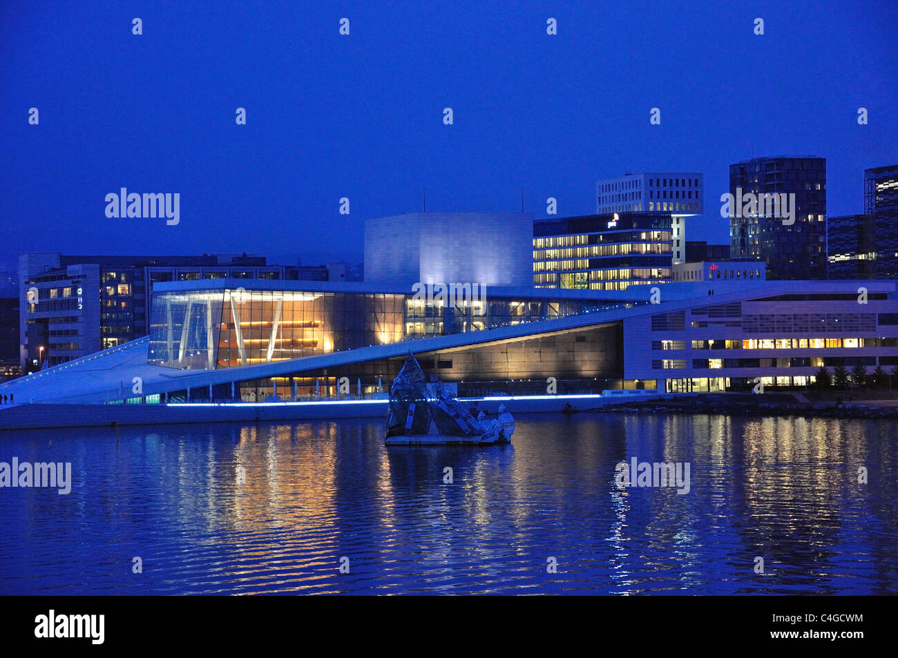 Opéra d'Oslo (Operahuset) au crépuscule, Oslo, région d'Østlandet, Norvège Banque D'Images