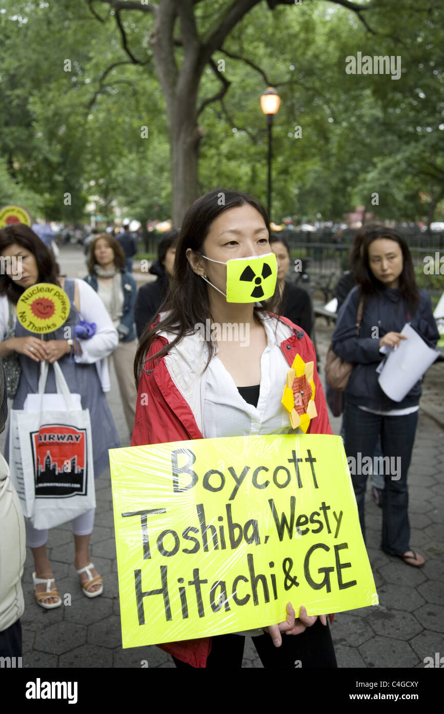 Des militants antinucléaires et rallye sur le mars 3 mois anniversaire de la catastrophe nucléaire de Fukushima, au Japon. New York City Banque D'Images
