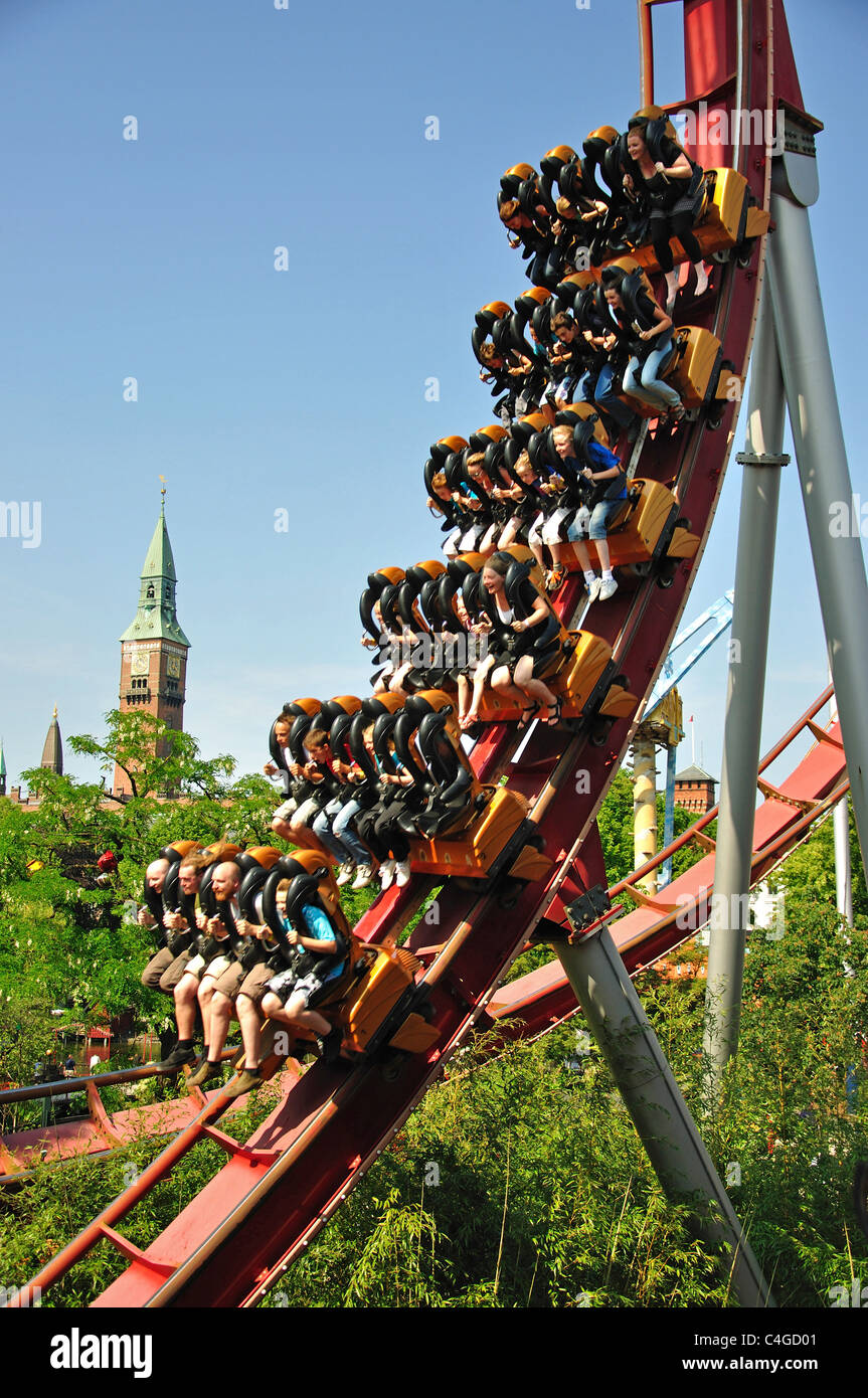 La promenade Demon Rollercoaster, jardins de Tivoli, Copenhague (Kobenhavn), Royaume du Danemark Banque D'Images