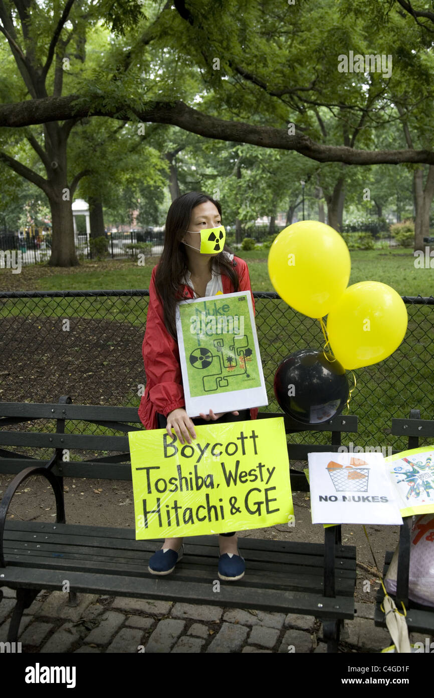 Des militants antinucléaires et rallye sur le mars 3 mois anniversaire de la catastrophe nucléaire de Fukushima, au Japon. New York City Banque D'Images