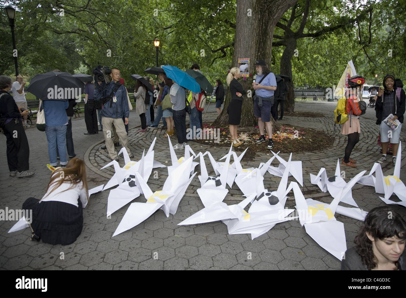 Des militants antinucléaires et rallye sur le mars 3 mois anniversaire de la catastrophe nucléaire de Fukushima, au Japon. New York City Banque D'Images