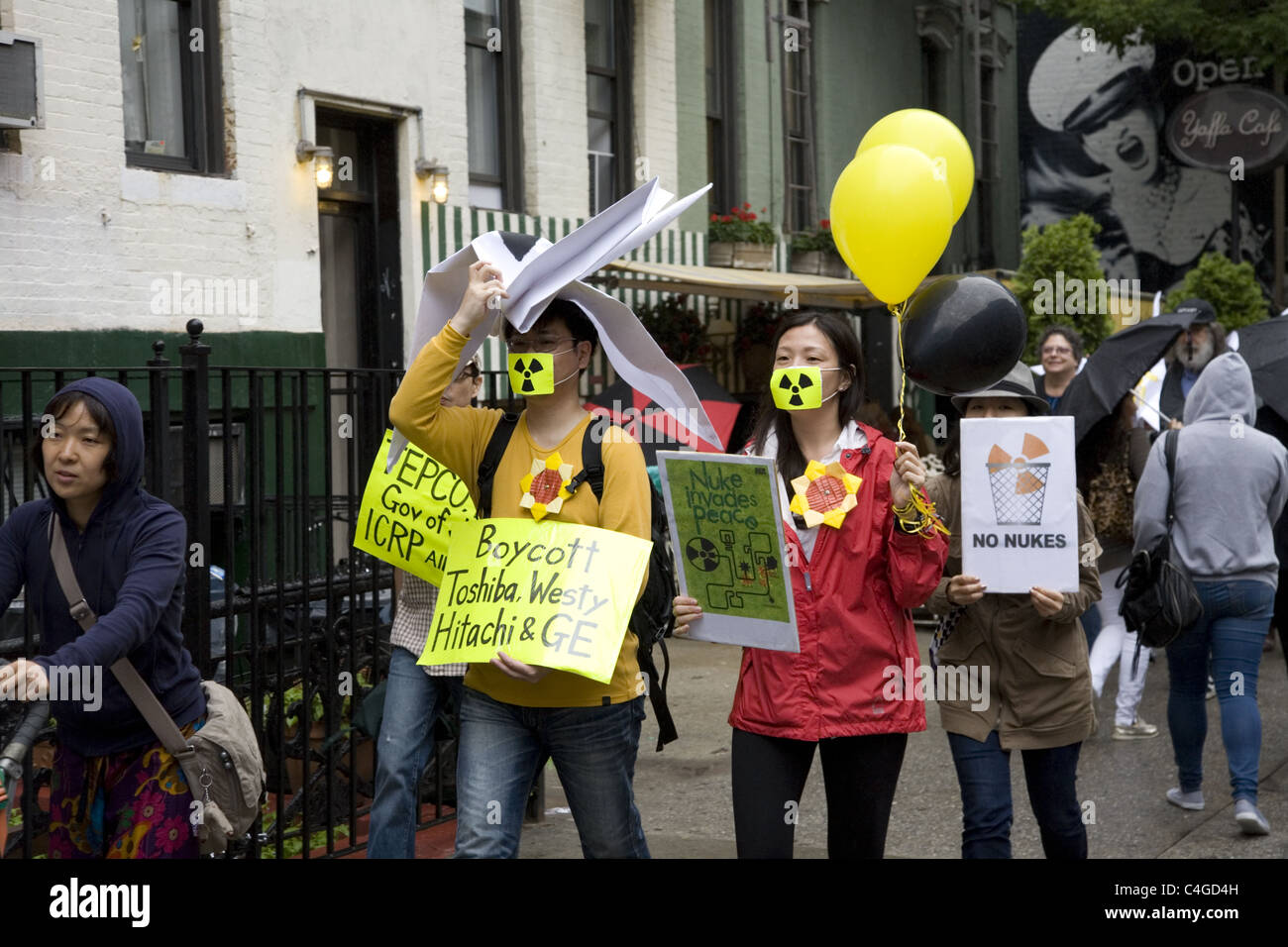 Des militants antinucléaires et rallye sur le mars 3 mois anniversaire de la catastrophe nucléaire de Fukushima, au Japon. New York City Banque D'Images