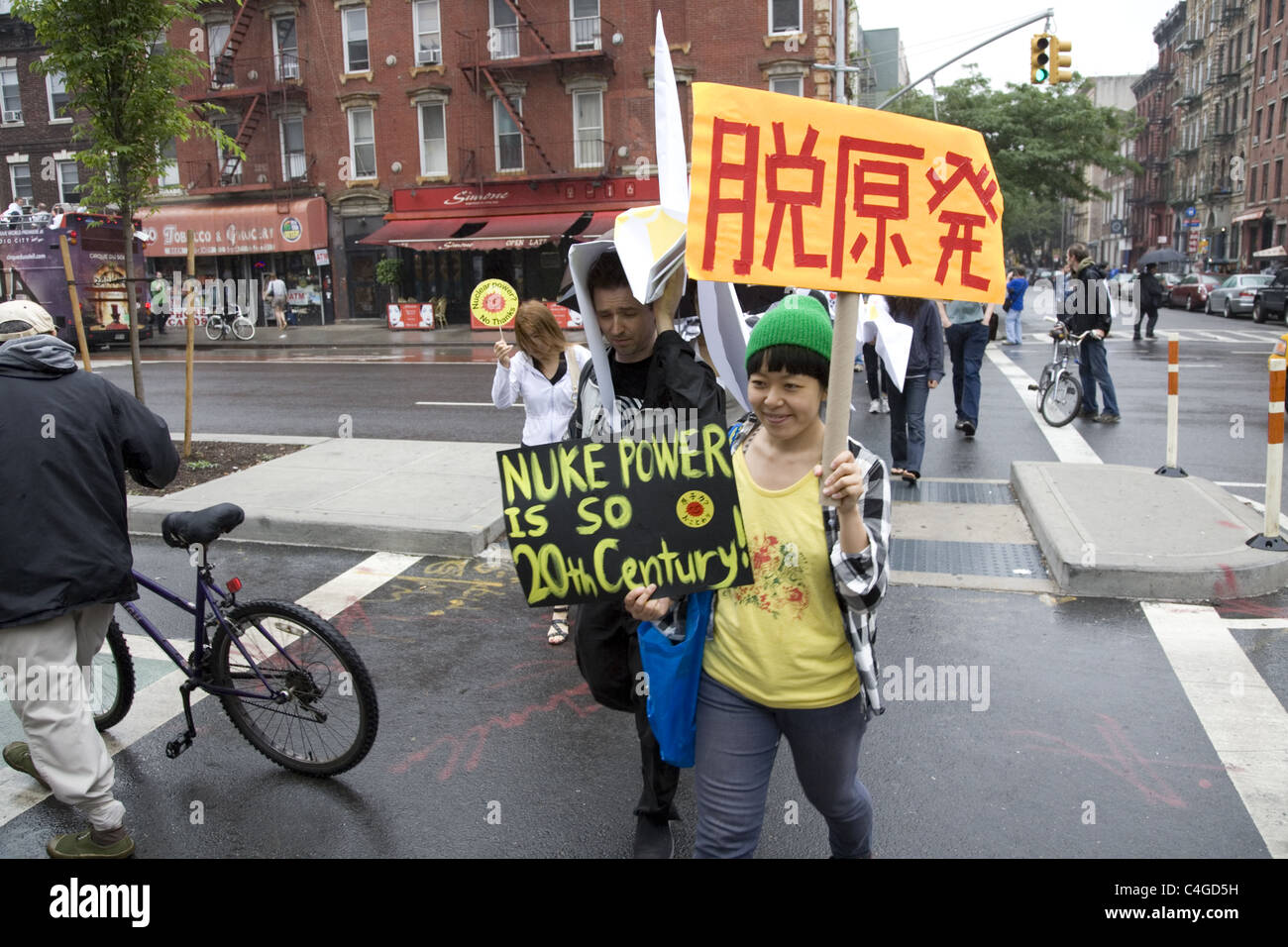 Des militants antinucléaires et rallye sur le mars 3 mois anniversaire de la catastrophe nucléaire de Fukushima, au Japon. New York City Banque D'Images