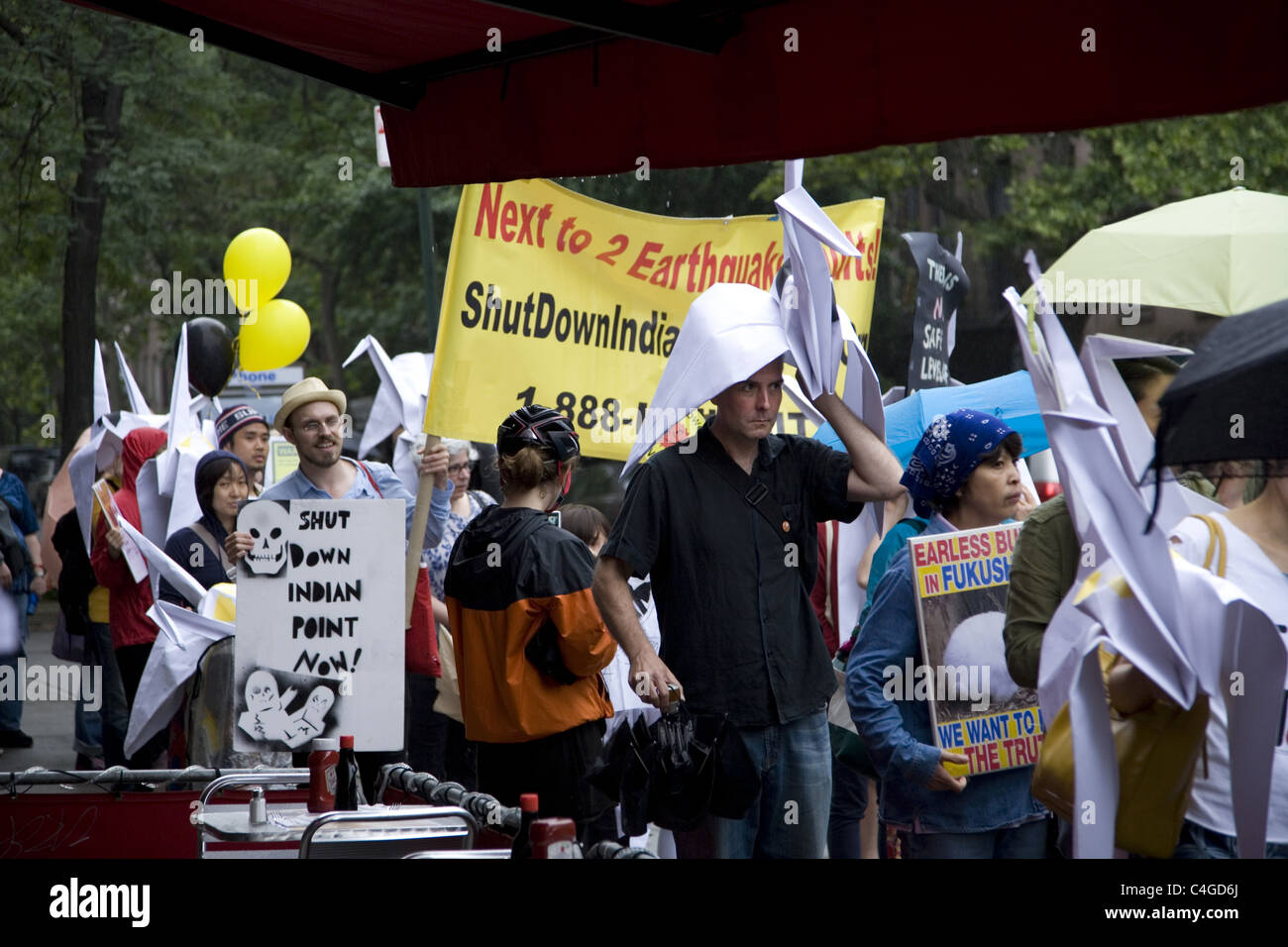Des militants antinucléaires et rallye sur le mars 3 mois anniversaire de la catastrophe nucléaire de Fukushima, au Japon. New York City Banque D'Images