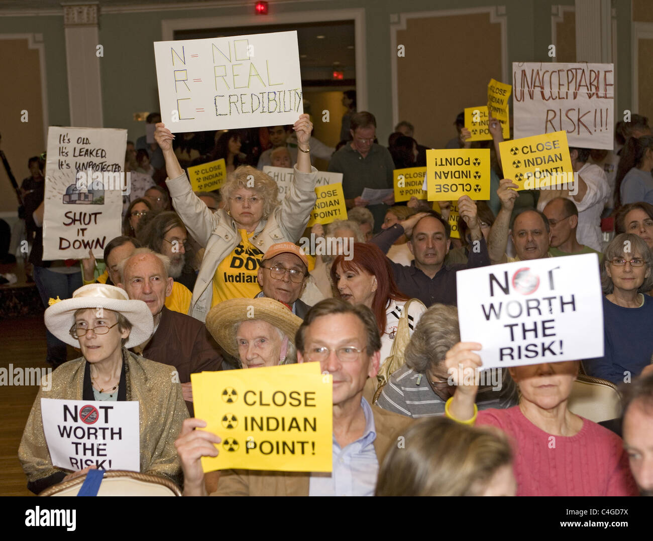 Les militants antinucléaires s'exprimer lors d'une Commission de la réglementation nucléaire (NRC) audience de fermer la centrale nucléaire d'Indian Point. Banque D'Images