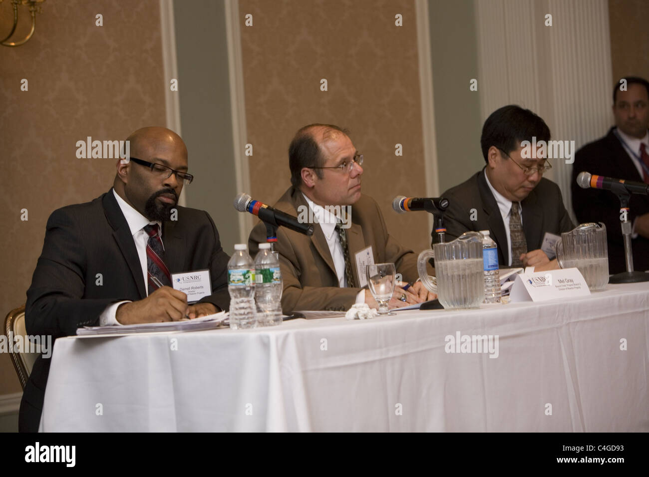 Les militants antinucléaires s'exprimer lors d'une Commission de la réglementation nucléaire (NRC) audience de fermer la centrale nucléaire d'Indian Point. Banque D'Images