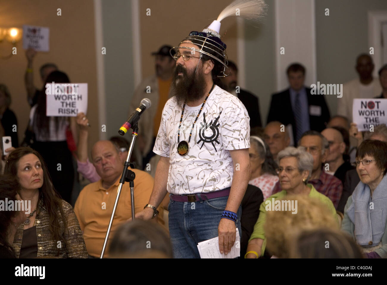 Les militants antinucléaires s'exprimer lors d'une Commission de la réglementation nucléaire (NRC) audience de fermer la centrale nucléaire d'Indian Point. Banque D'Images