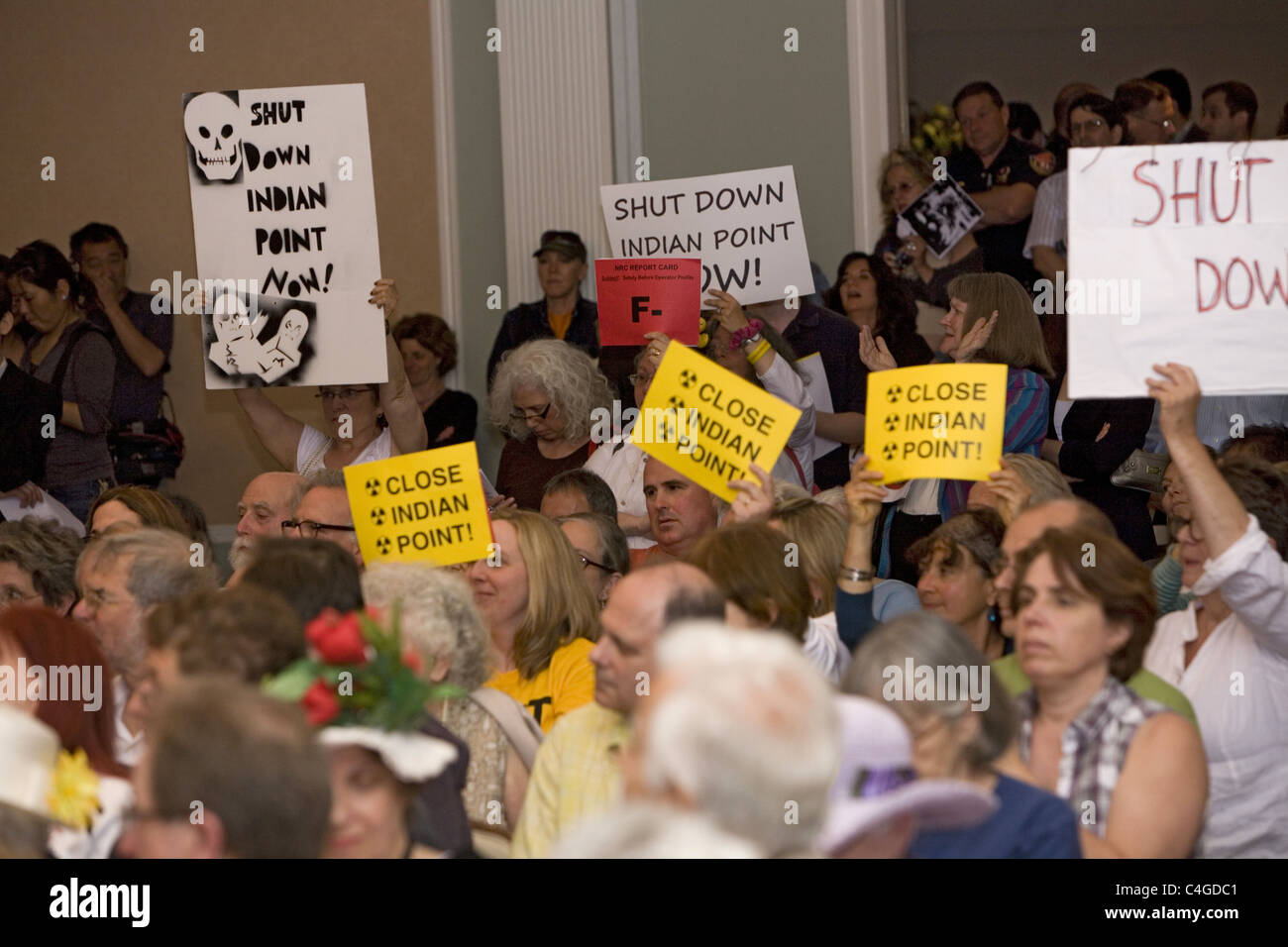 Les militants antinucléaires s'exprimer lors d'une Commission de la réglementation nucléaire (NRC) audience de fermer la centrale nucléaire d'Indian Point. Banque D'Images