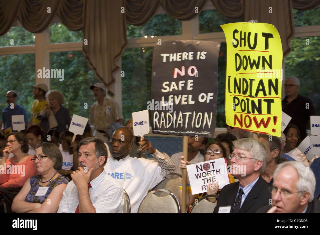 Les militants antinucléaires s'exprimer lors d'une Commission de la réglementation nucléaire (NRC) audience de fermer la centrale nucléaire d'Indian Point. Banque D'Images