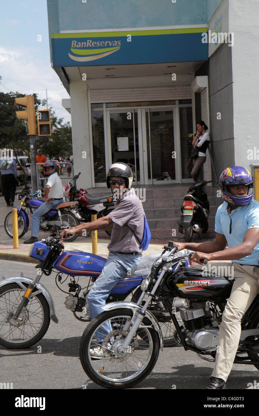 Santo Domingo République Dominicaine,Avenida Mexico,coin de rue,arrêt,homme  hommes adultes,motos moto,transport,casque,sécurité,rade Photo Stock - Alamy