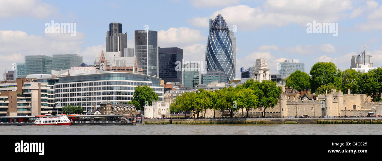 Vue panoramique 2011 Gherkin & City of London Skyline & cityscape gratte-ciel moderne sites d'affaires et tour historique de Londres Angleterre Royaume-Uni Banque D'Images