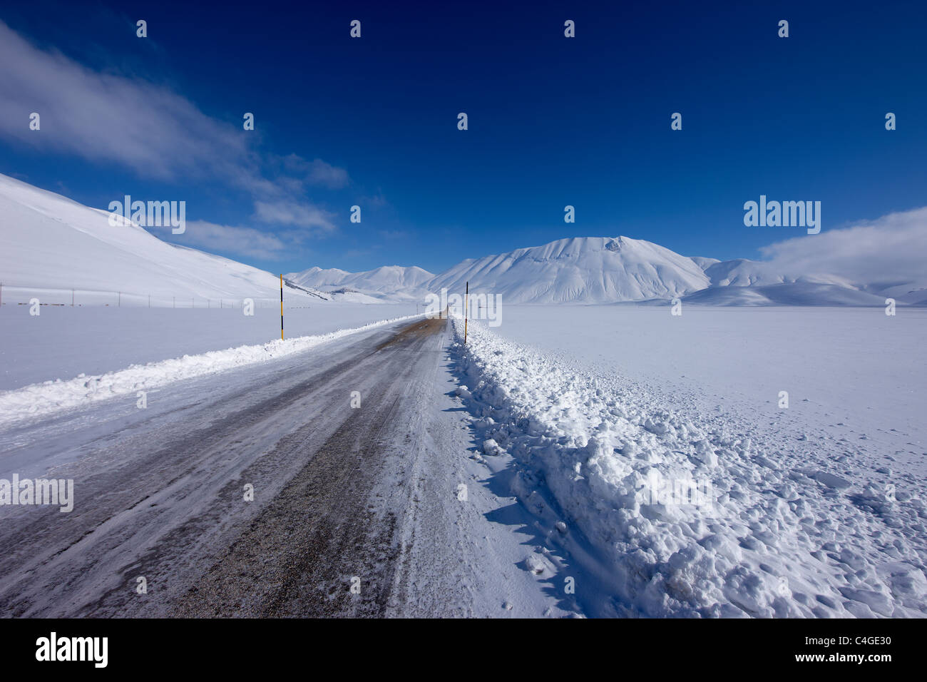 La route à travers le Piano Grande en hiver, parc national Monti Sibillini, Ombrie, Italie Banque D'Images