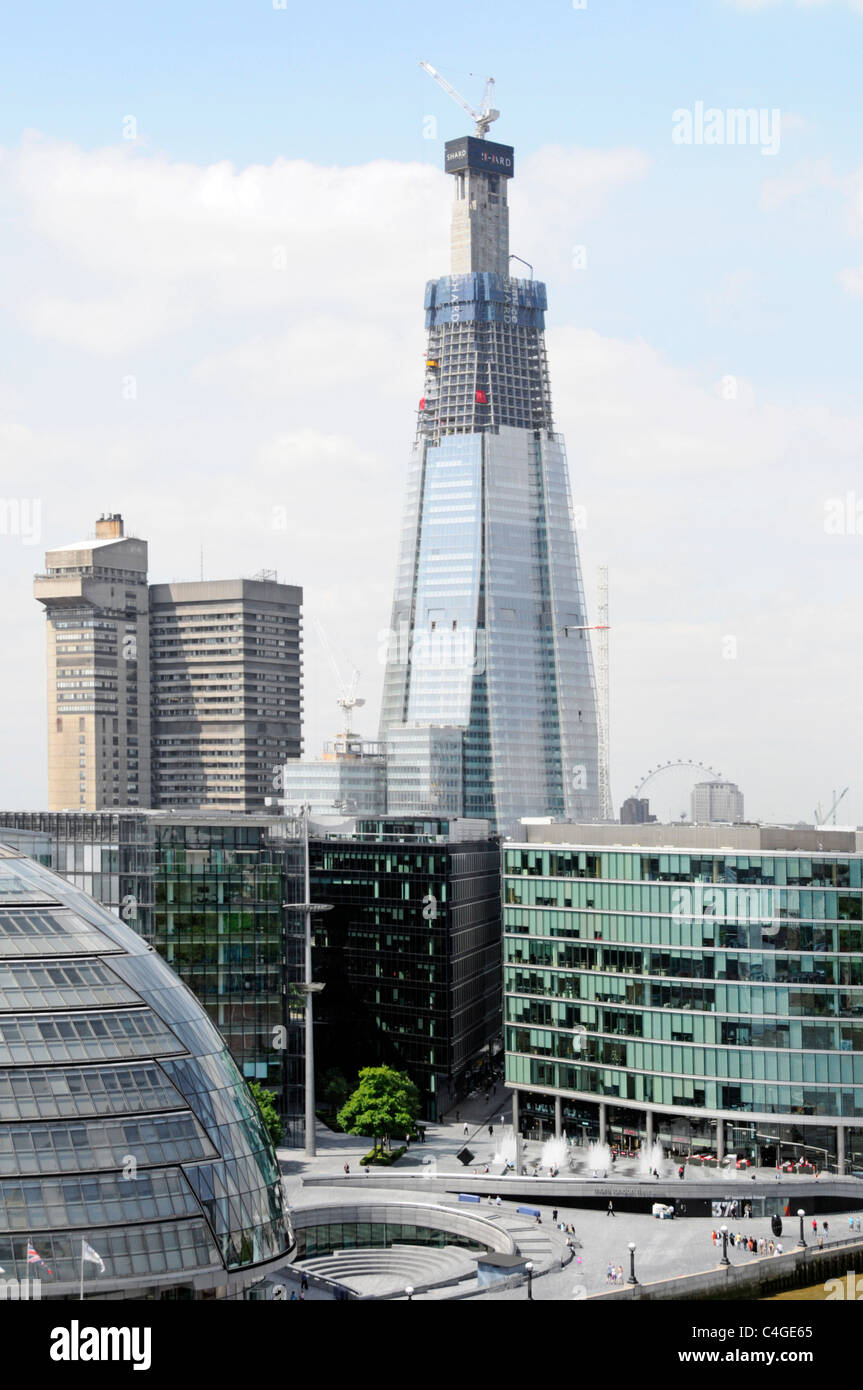 Shard bâtiment en construction et les gars au-delà de la tour de l'hôpital Banque D'Images