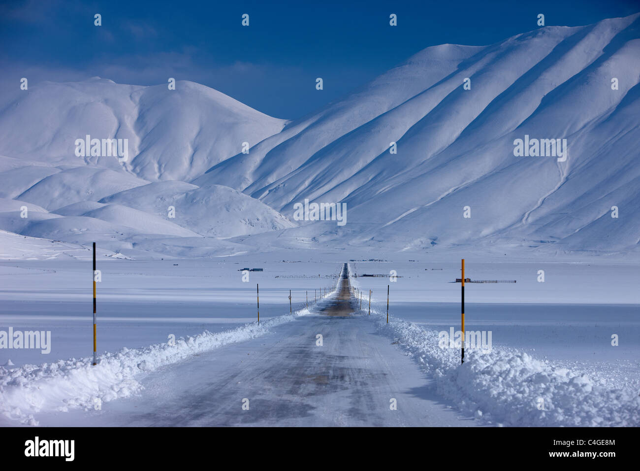 La route à travers le Piano Grande en hiver, parc national Monti Sibillini, Ombrie, Italie Banque D'Images