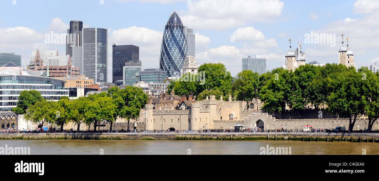 Vue panoramique 2011 Gherkin & City of London Skyline & cityscape gratte-ciel moderne sites d'affaires et tour historique de Londres Angleterre Royaume-Uni Banque D'Images