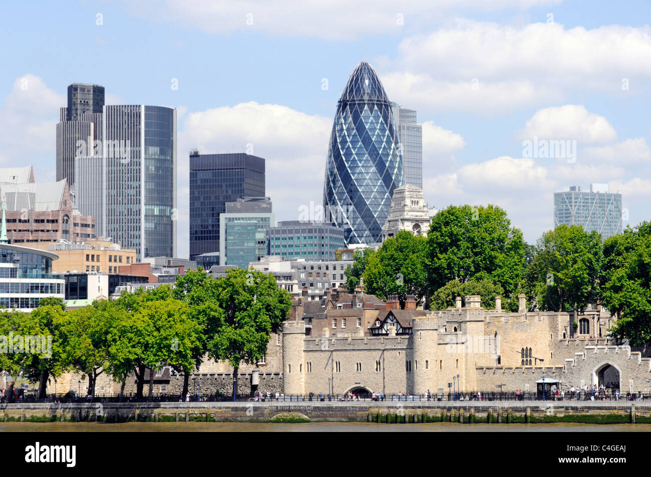 Paysage urbain au bord de la rivière Tour de Londres et gratte-ciel historique gratte-ciel bâtiments de bureaux et Gherkin dans la ville de Londres Angleterre Royaume-Uni Banque D'Images