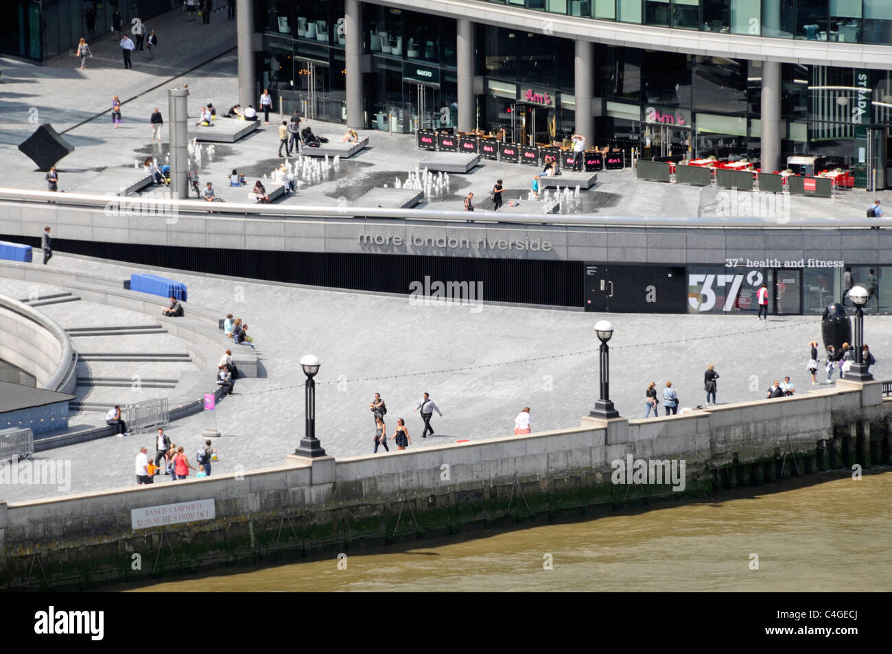Vue aérienne de plus de Londres côté de la rivière espace ouvert autour de nouveau Aménagement d'un immeuble de bureaux à côté de la Tamise avec fontaines Southwark Londres Angleterre Royaume-Uni Banque D'Images