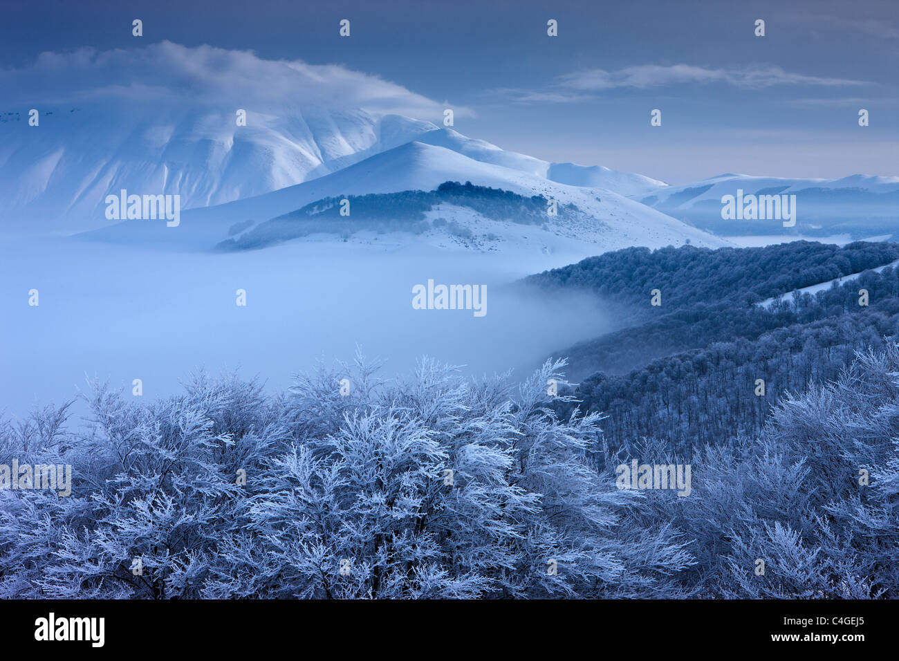 La neige et la glace sur le Piano Grande en hiver avec Monte Vettore au-delà, parc national Monti Sibillini, Ombrie, Italie Banque D'Images
