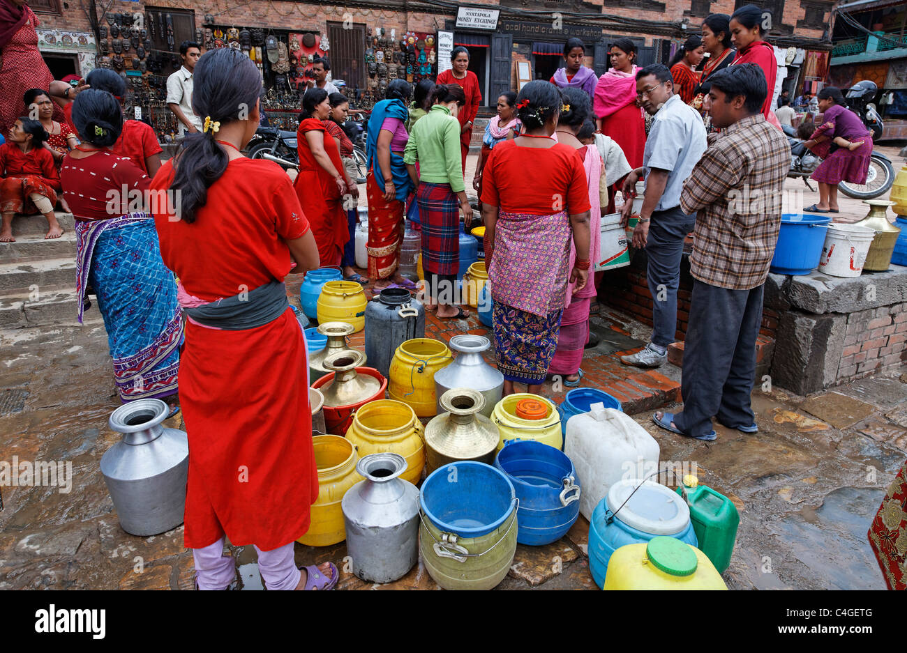 Népal - Vallée de Katmandou - Bhaktapur - des femmes faisant la queue pour l'eau Banque D'Images