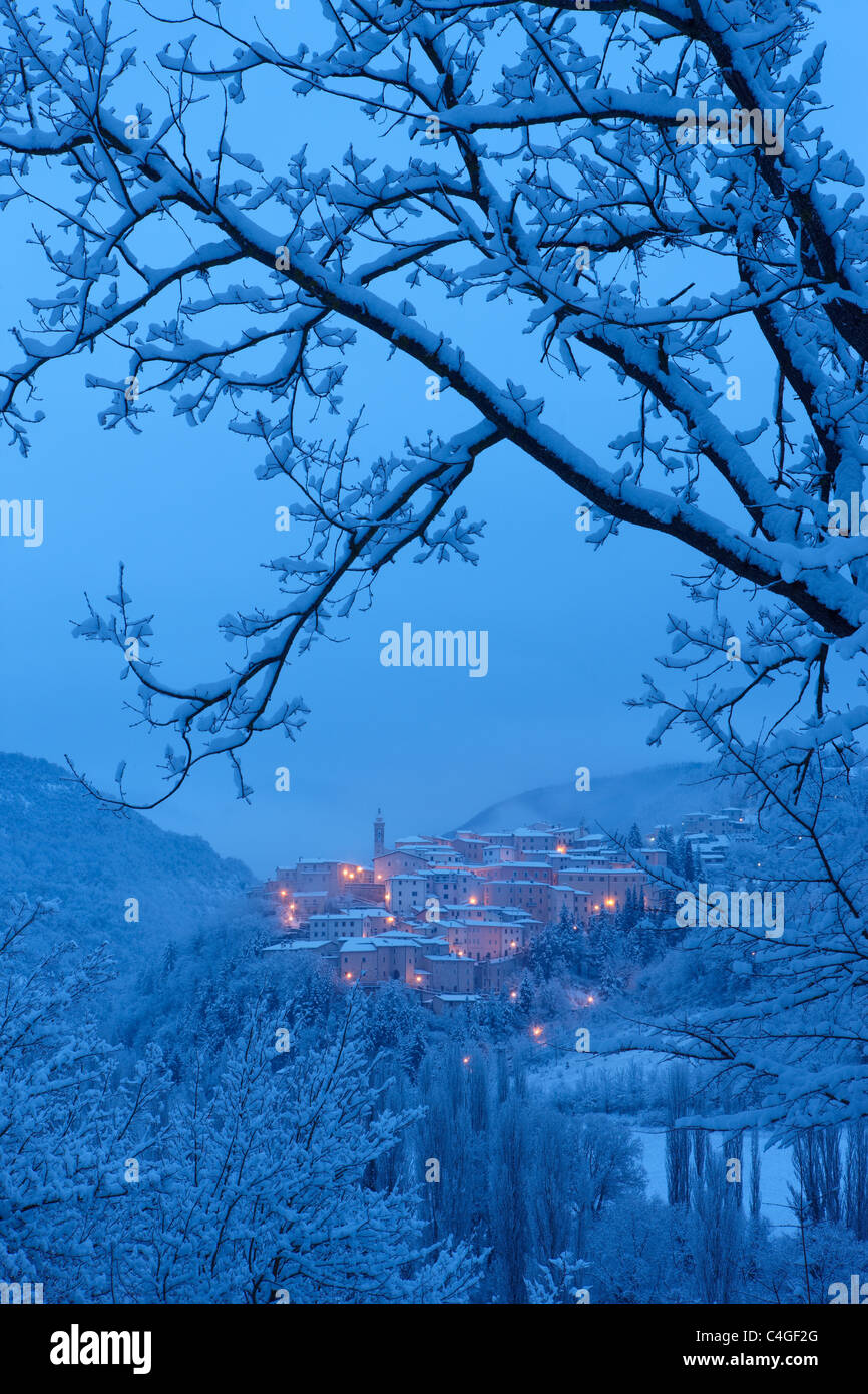 Preci à l'aube en hiver, Valnerina, parc national Monti Sibillini, Ombrie, Italie Banque D'Images