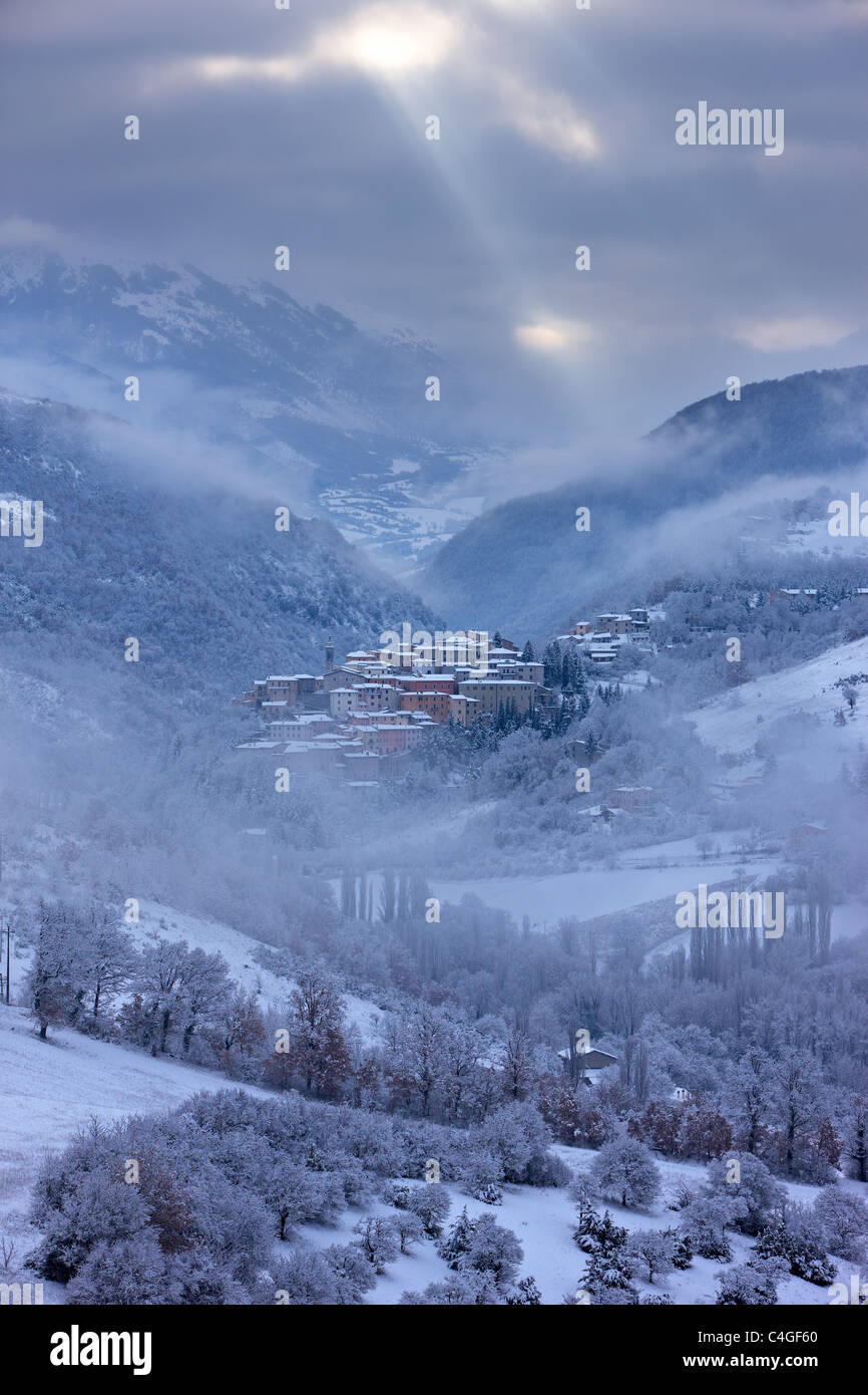 L'hiver dans la Valnerina avec Preci dans la neige, Ombrie, Italie Banque D'Images