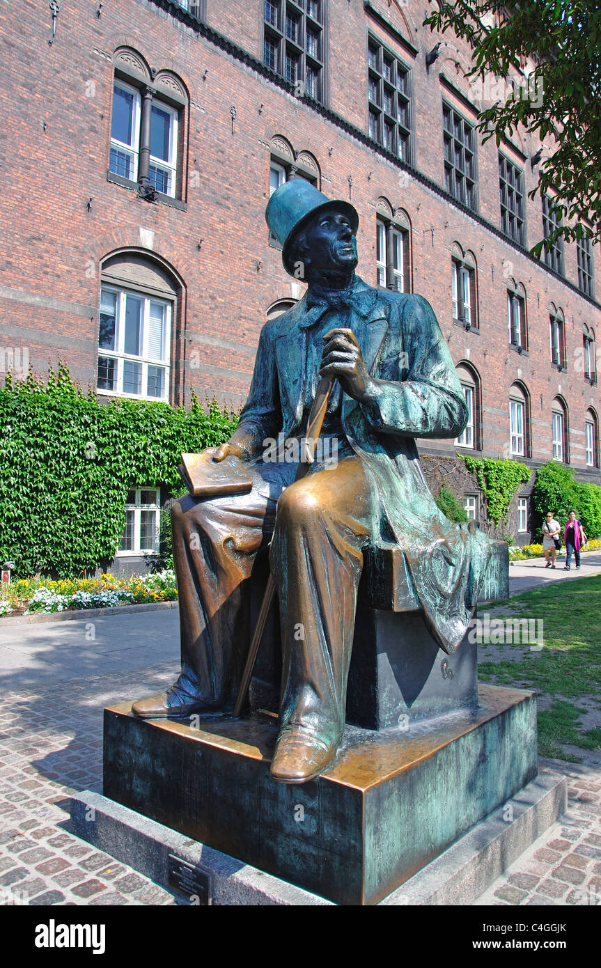 Statue de Hans Christian Andersen, place de l'hôtel de ville, canal de Nyhavn, Copenhague (Kobenhavn), Royaume du Danemark Banque D'Images