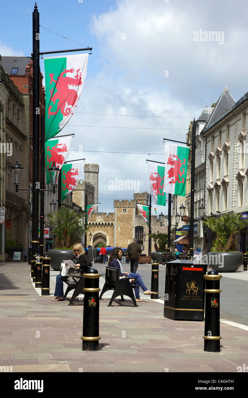 High Street à la recherche du château de Cardiff, mai soleil, le centre-ville de Cardiff, Glamorgan du Sud, le Pays de Galles cymru Banque D'Images