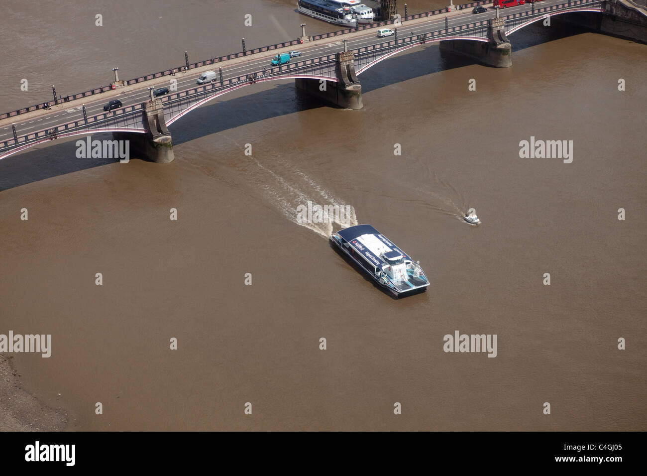Un bateau à passagers passe sous le pont de Westminster sur la Tamise à Londres Banque D'Images