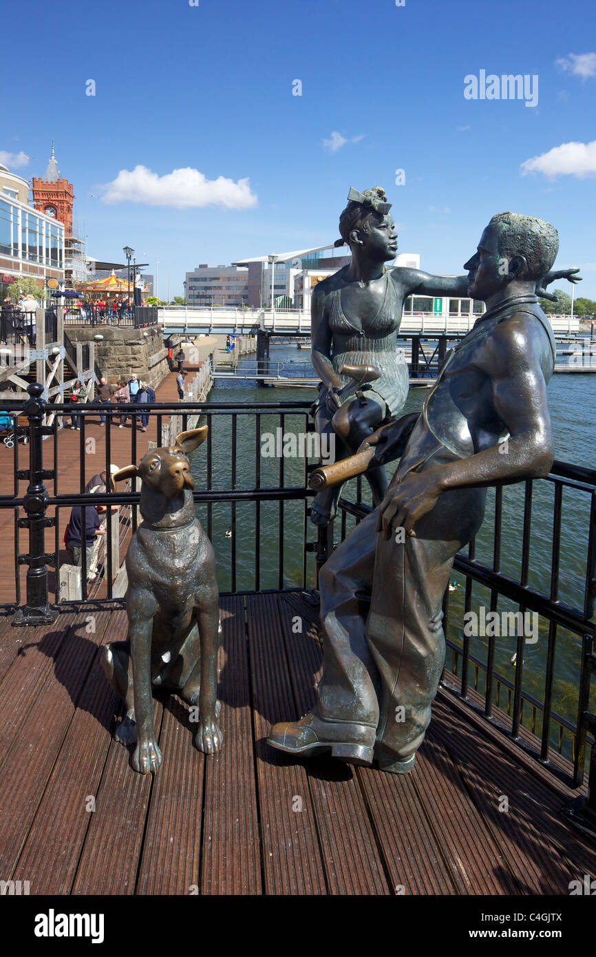 Les gens comme nous sculpture en bronze de John Clinch sur Mermaid Quay, Cardiff Bay, soleil du printemps, Cardiff, Glamorgan du Sud Royaume-Uni GB Banque D'Images