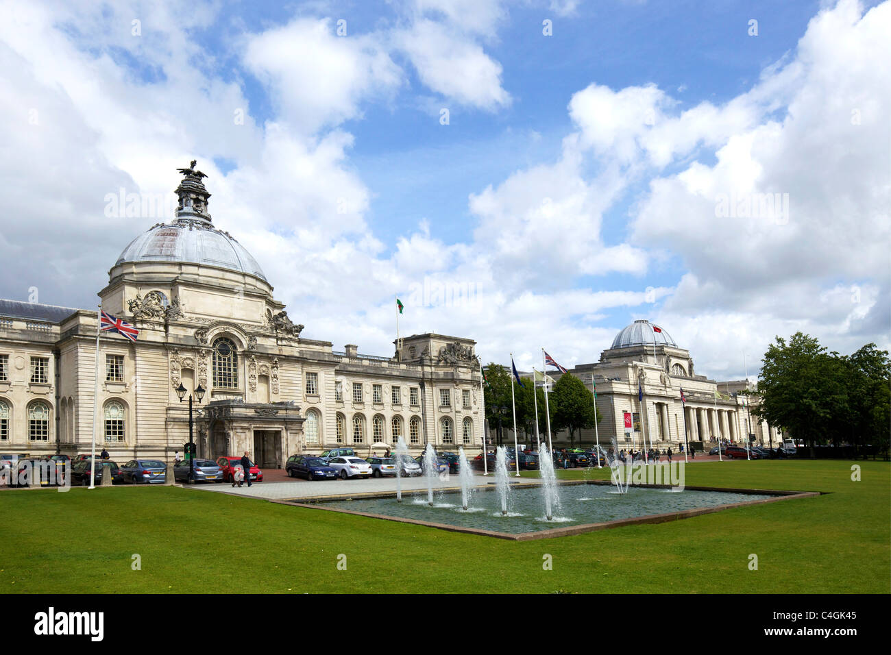 Fontaines en face de l'Hôtel de ville de Cardiff et le Musée National du Pays de Galles sur la droite le centre-ville de Cardiff Wales UK Banque D'Images