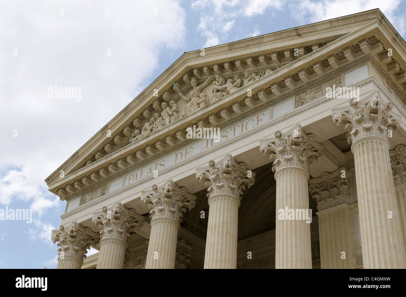 Ancien palais de justice de Nîmes avec colonnes, Gard, France Banque D'Images