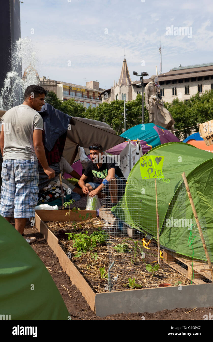 Jardin et les campeurs au camp de protestation à la Placa de Catalunya, Barcelone, Espagne. Les signes lire : Banque D'Images