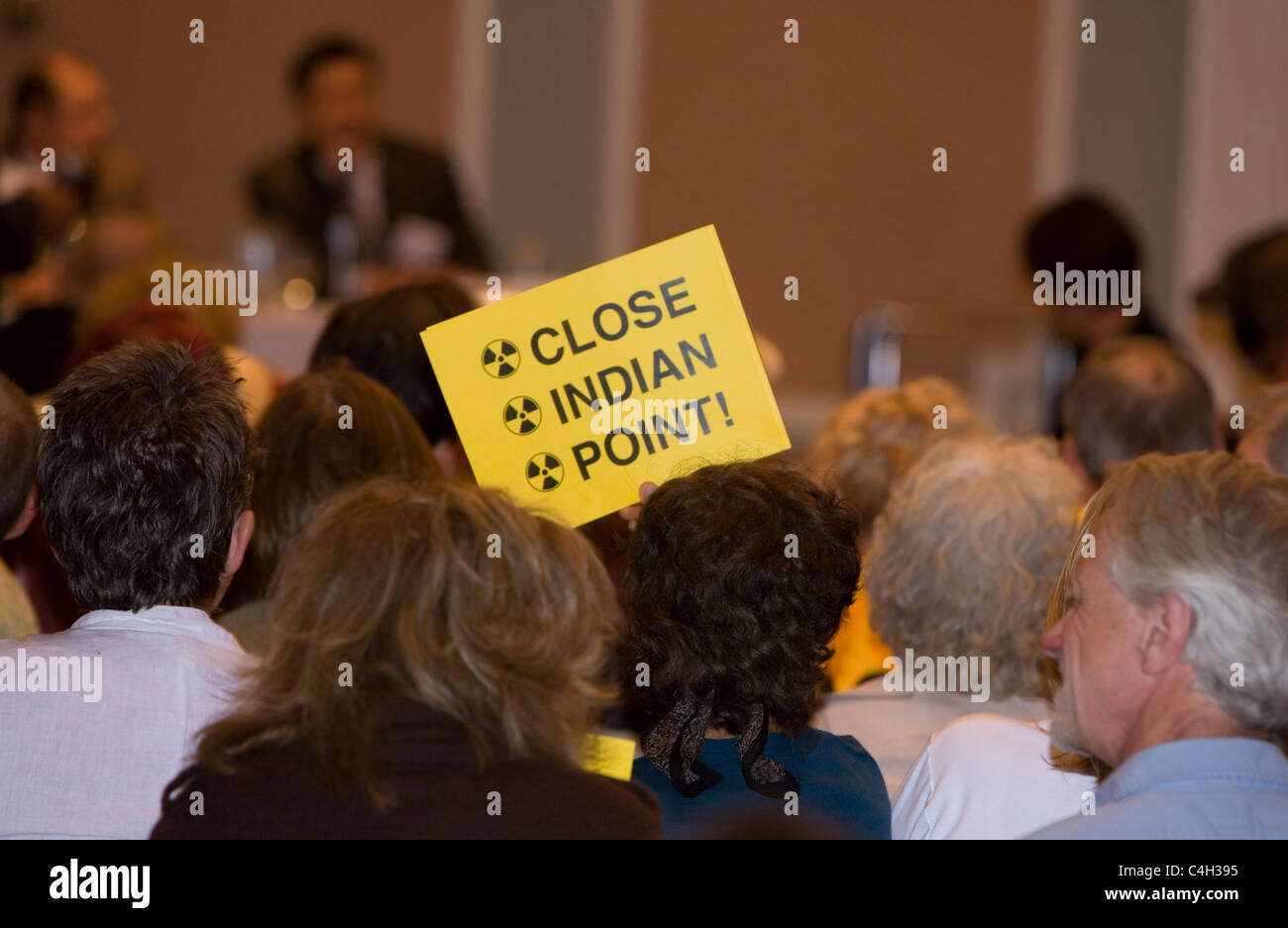 Les militants antinucléaires s'exprimer lors d'une Commission de la réglementation nucléaire (NRC) audience de fermer la centrale nucléaire d'Indian Point. Banque D'Images