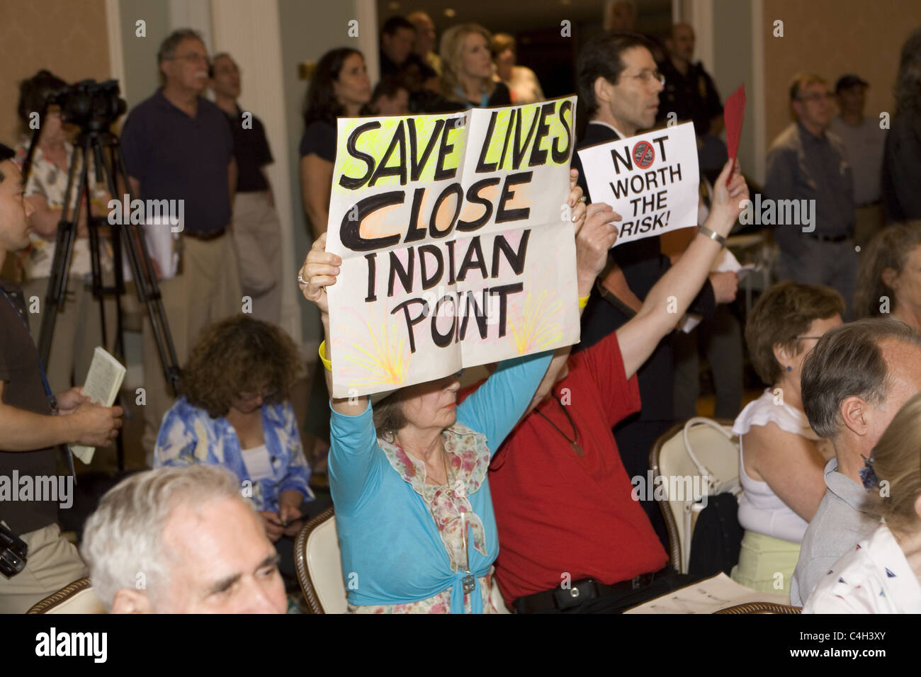 Les militants antinucléaires s'exprimer lors d'une Commission de la réglementation nucléaire (NRC) audience de fermer la centrale nucléaire d'Indian Point. Banque D'Images