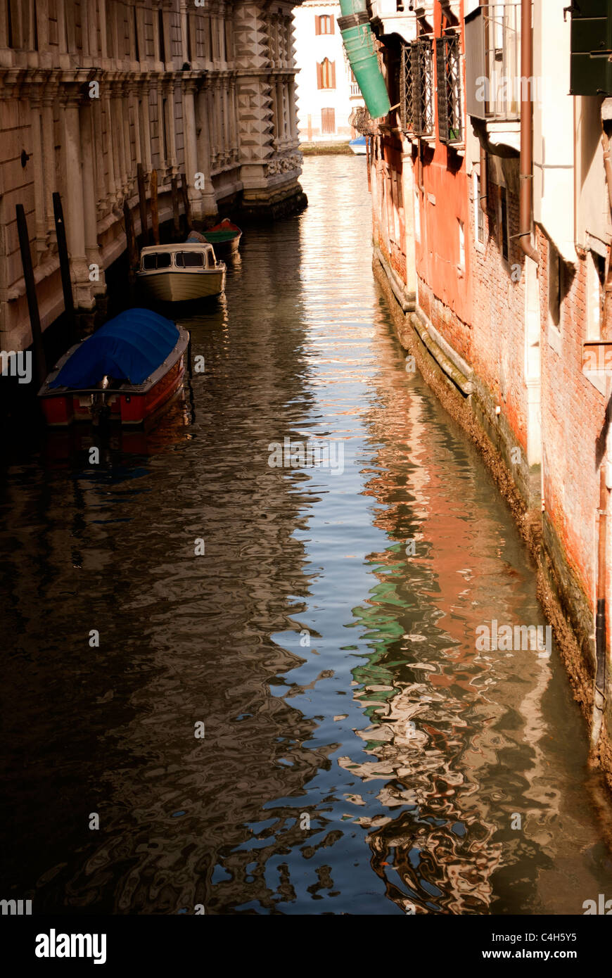 Canal romantique dans le centre de Venise Banque D'Images