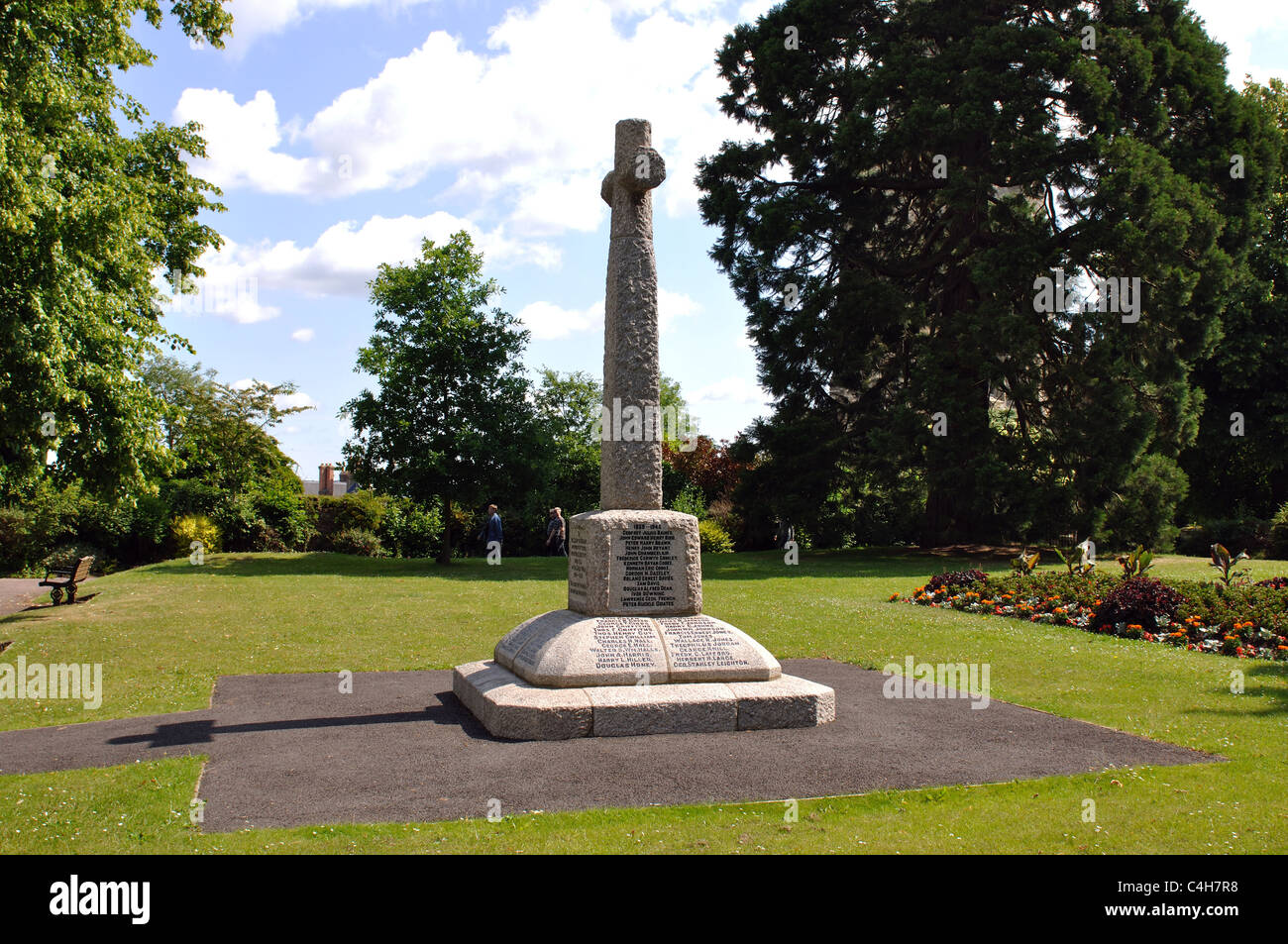 Le mémorial de guerre en perspective des jardins, Ross-on-Wye, Herefordshire, Angleterre, RU Banque D'Images