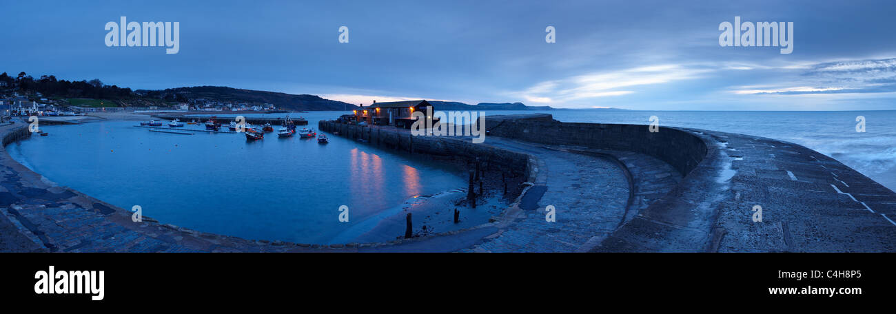 La Cobb à Lyme Regis à l'aube avec la Côte Jurassique au-delà, Dorset, England, UK Banque D'Images