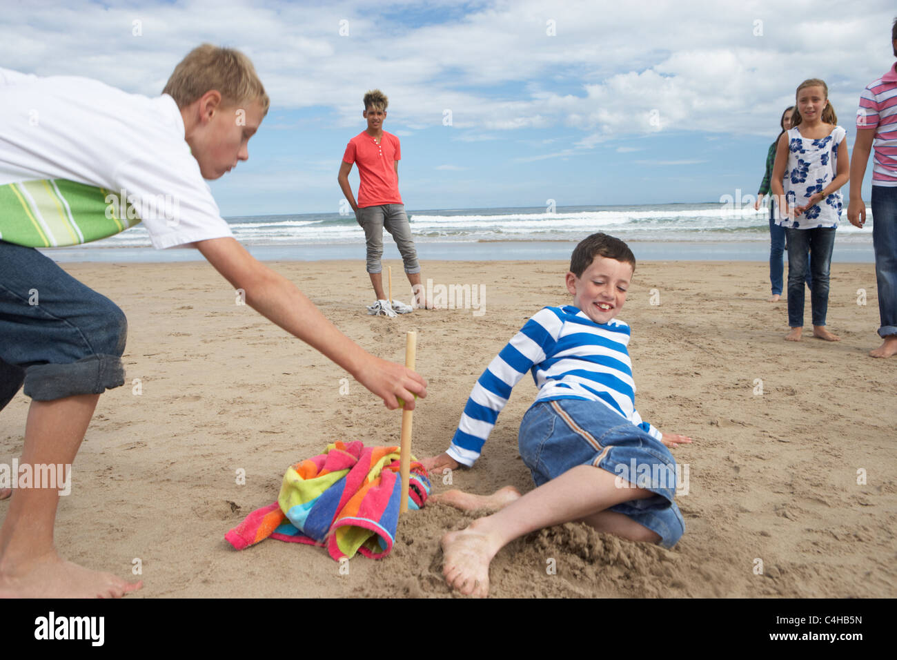 Les adolescents jouent au base-ball sur plage Banque D'Images