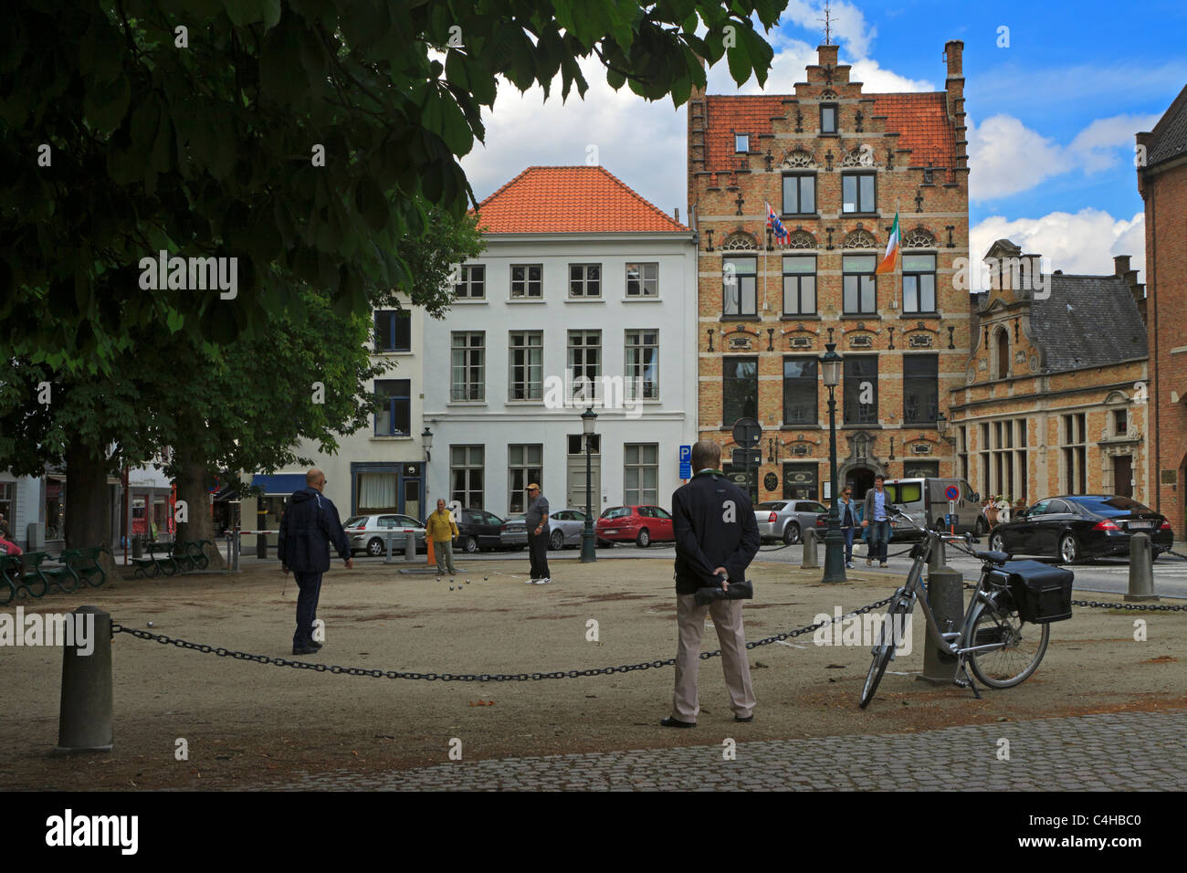 Les hommes belges profitez d'un jeu de boules sur une place de Bruges Banque D'Images